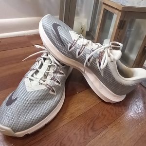 Nike (W)  Gray  Sz 9